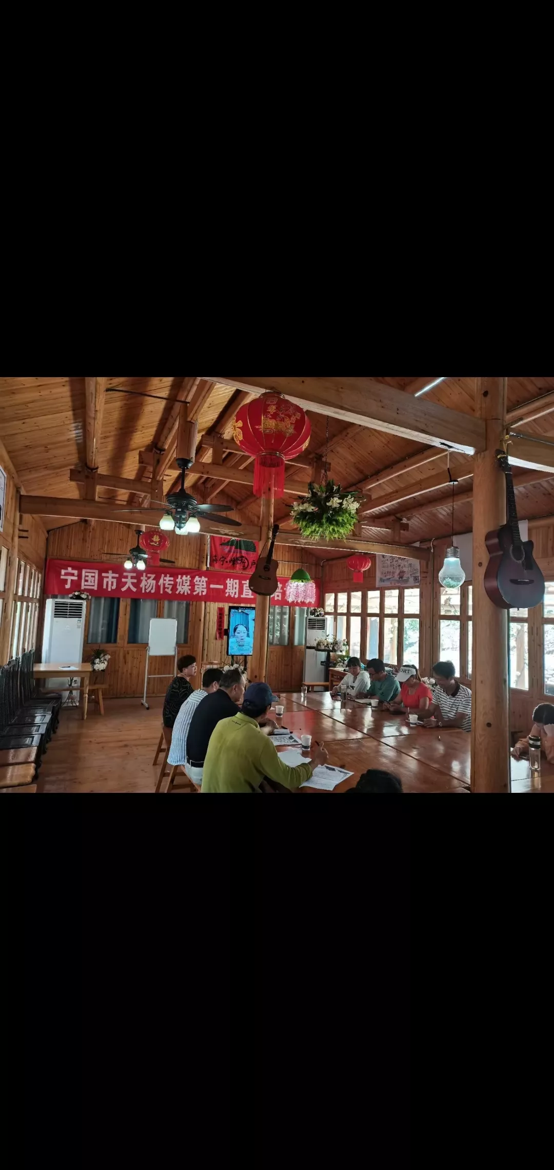 大屏幕实时同步我老婆的直播间